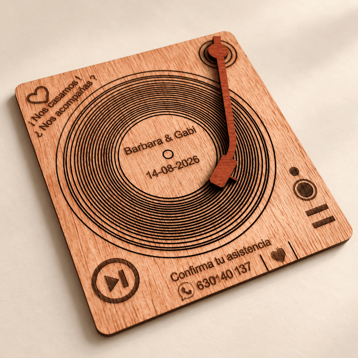 Invitación de boda de madera con diseño de vinilo personalizada