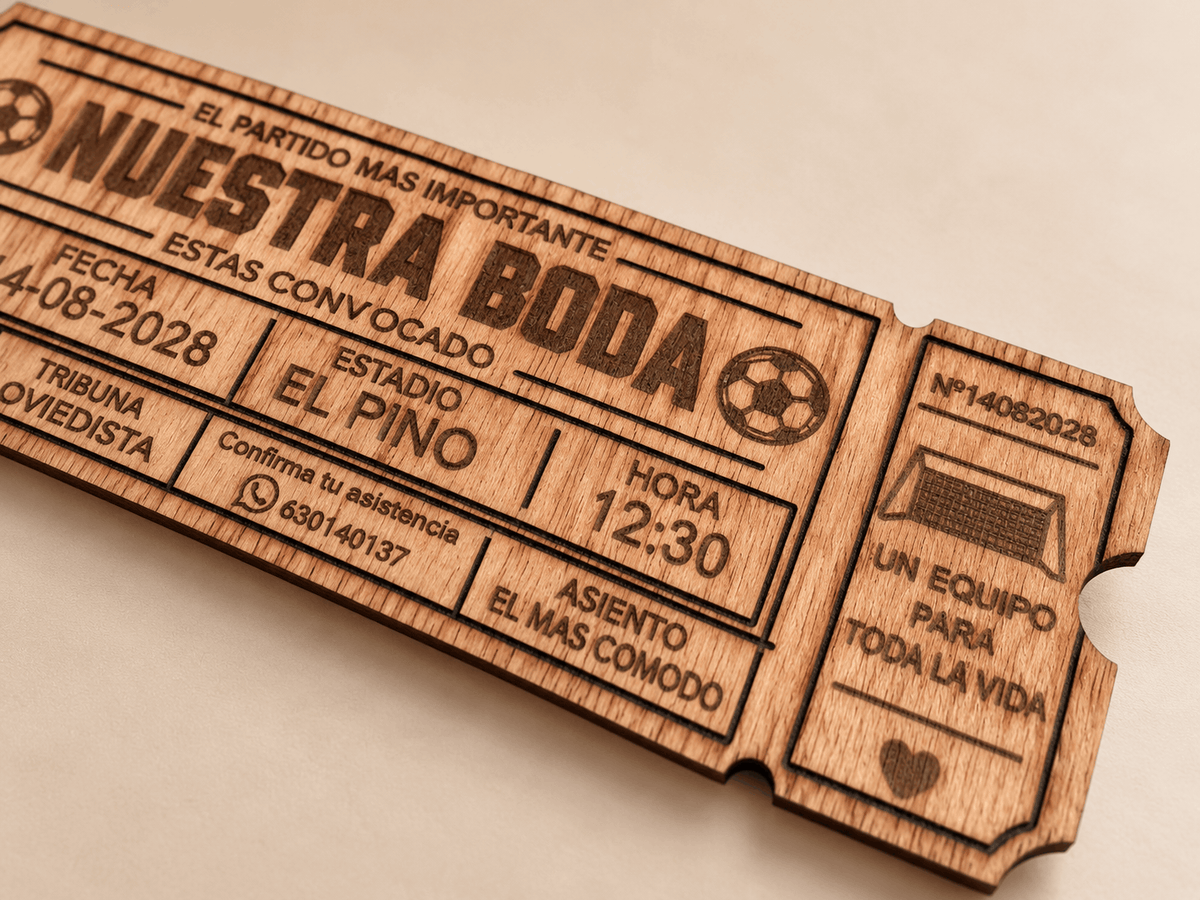Invitación de boda de madera personalizada con forma de entrada de fútbol