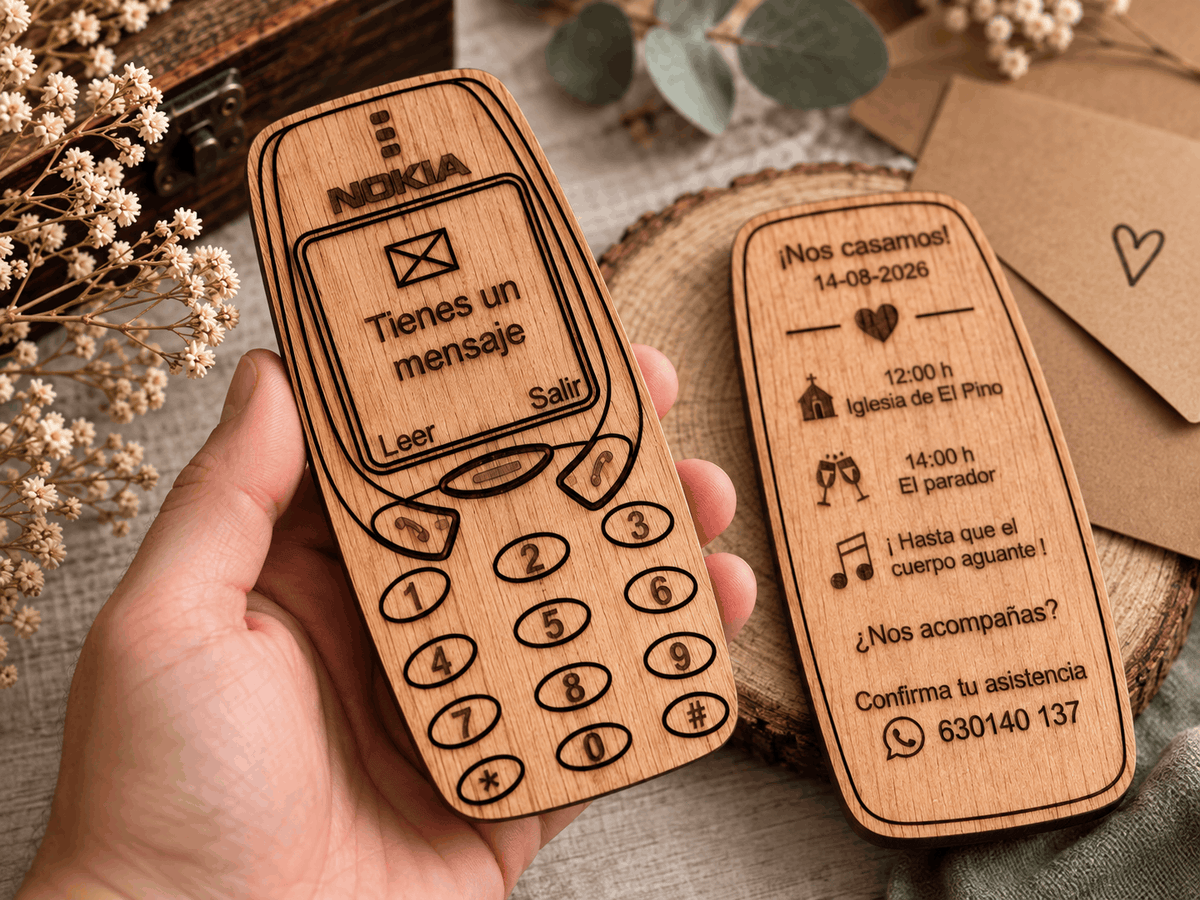 Invitación de boda de madera personalizada con forma de móvil vintage