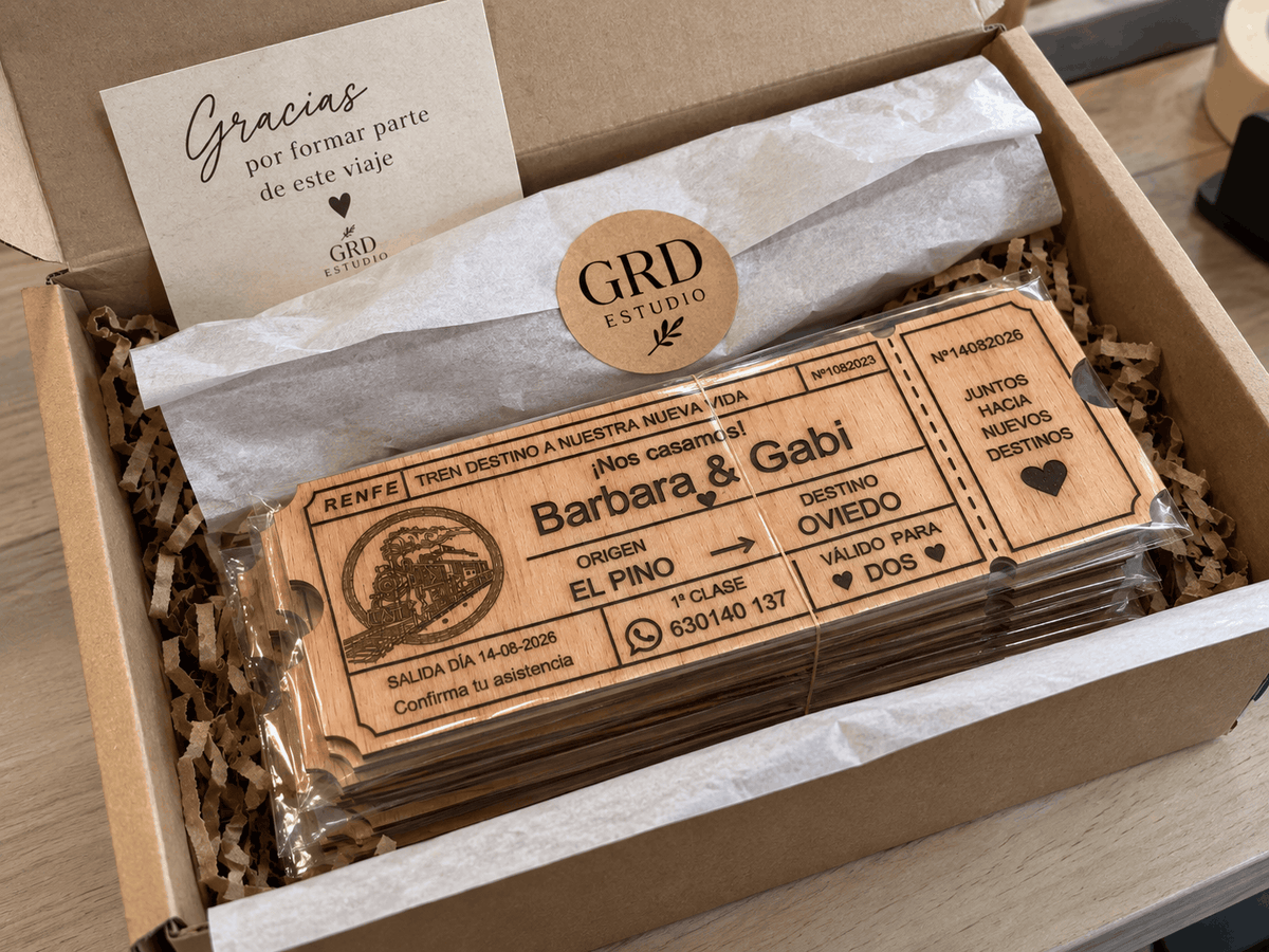 Invitación de boda de madera personalizada con forma de billete de tren
