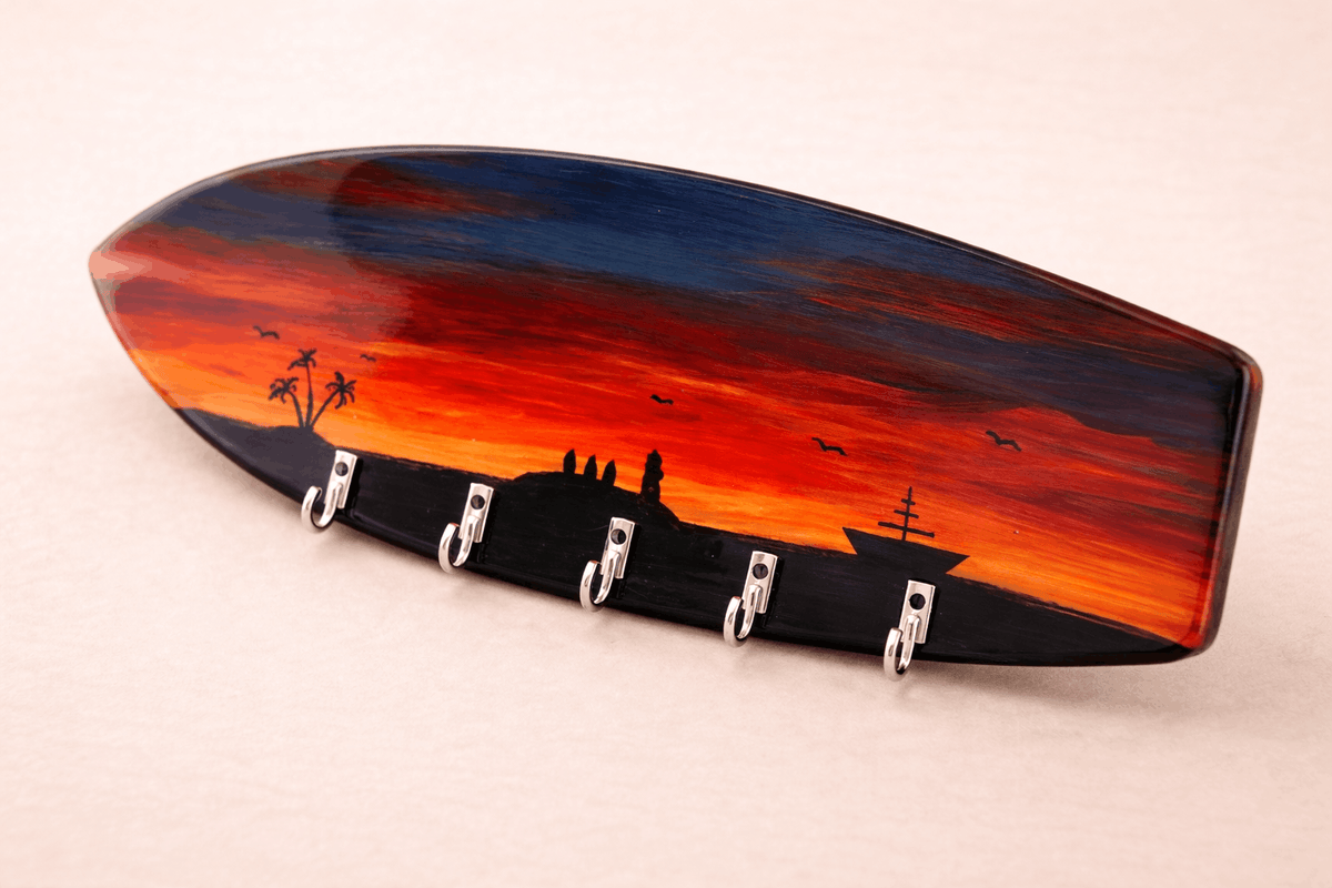 Colgador de llaves artesanal con atardecer marino — Pintado a mano y acabado en resina