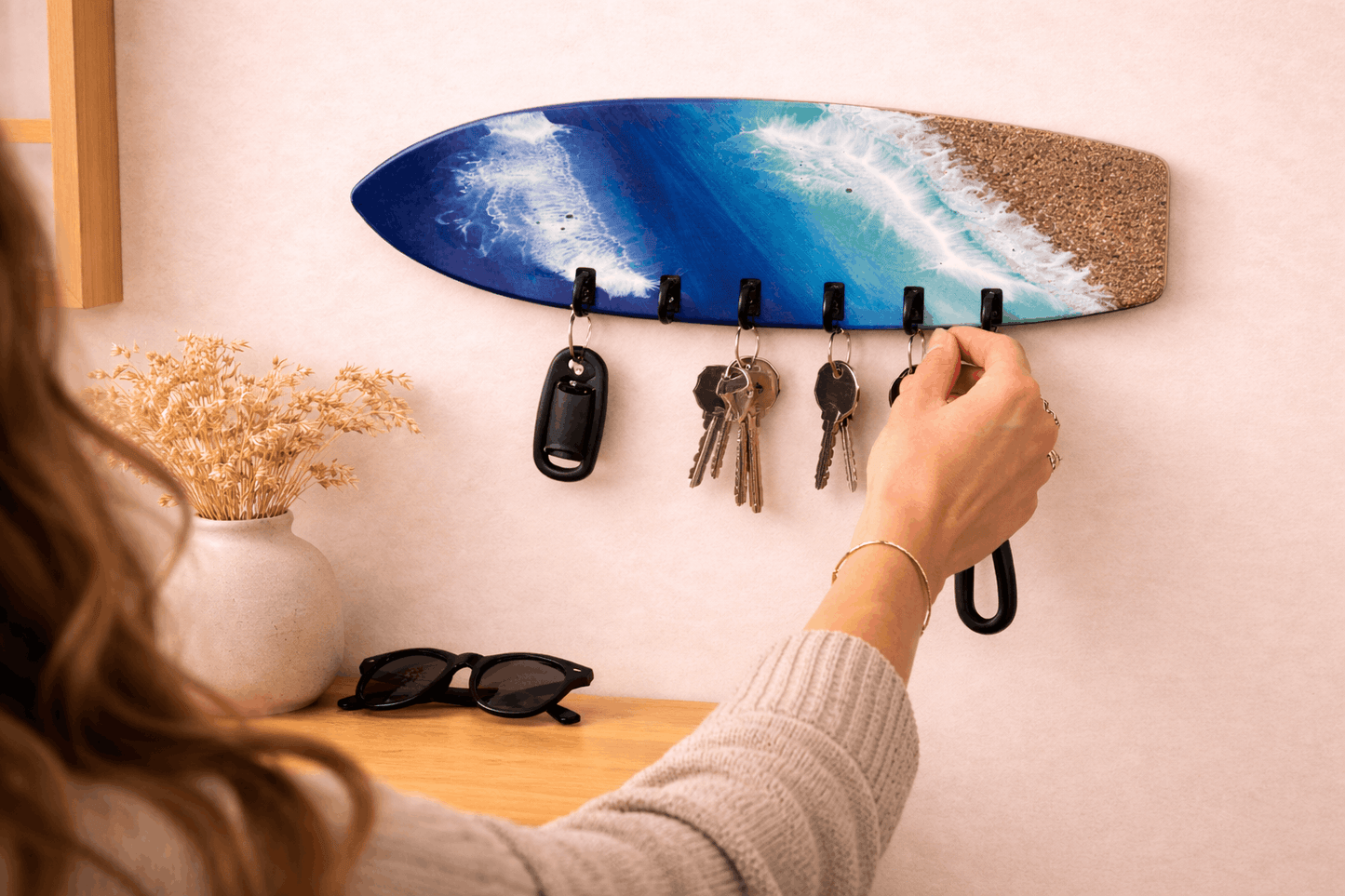 Colgador de llaves artesanal efecto doble ola en resina