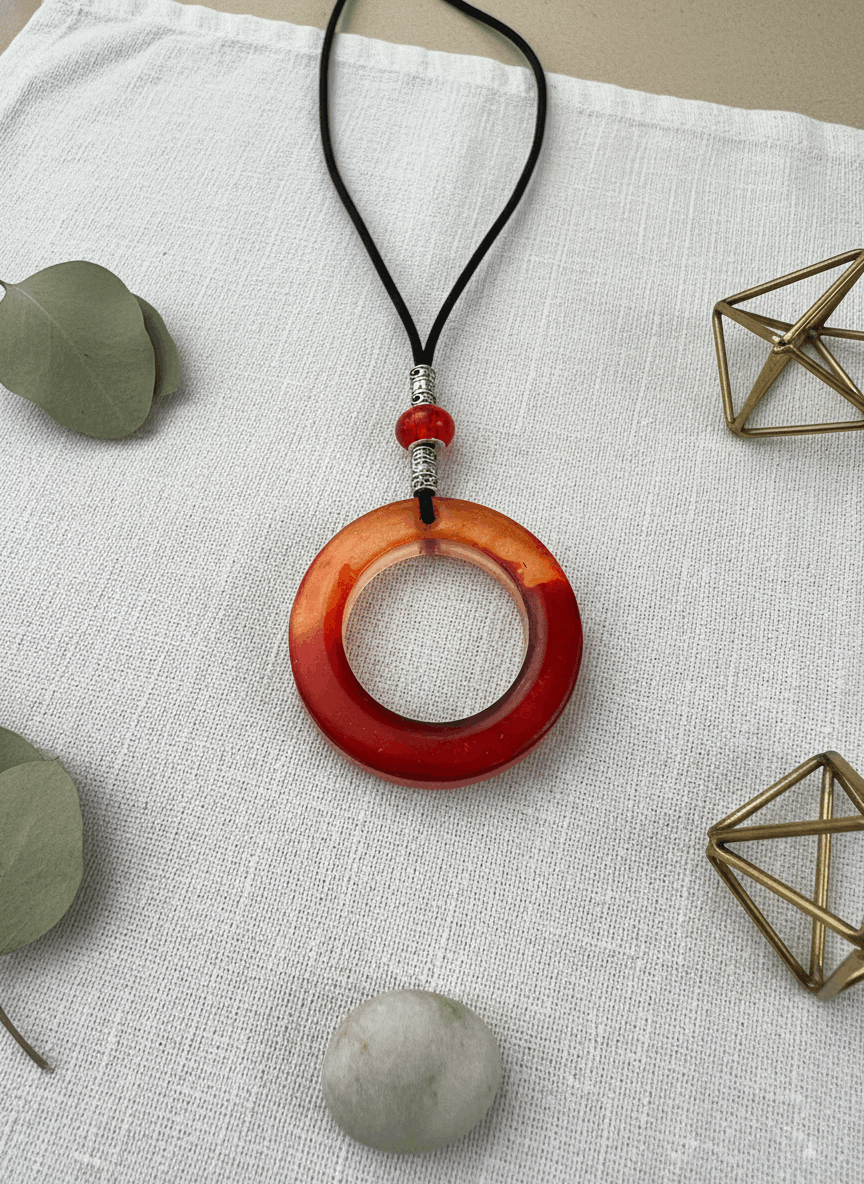 Colgante artesanal “Fuego latente” – Resina