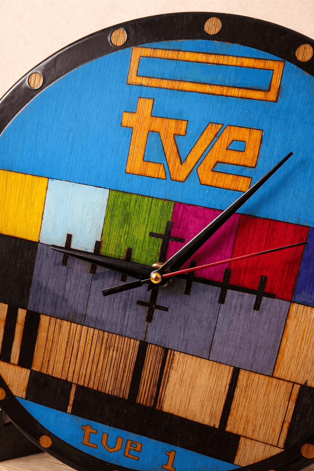 Reloj de pared Carta de Ajuste · Madera grabada y pintada a mano