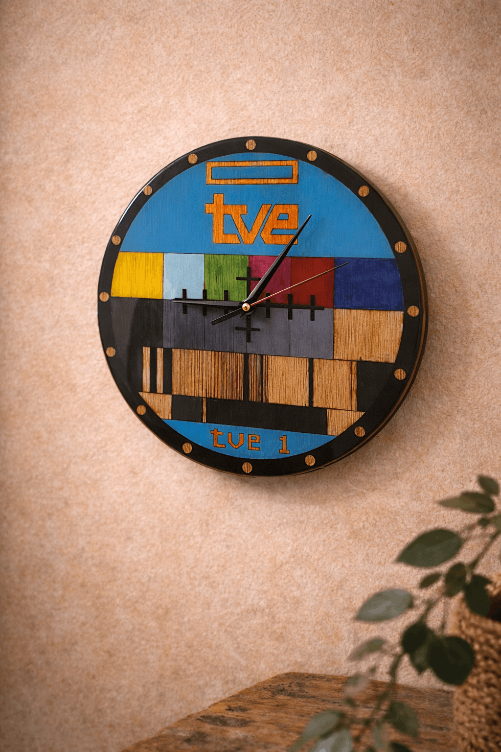Reloj de pared Carta de Ajuste · Madera grabada y pintada a mano