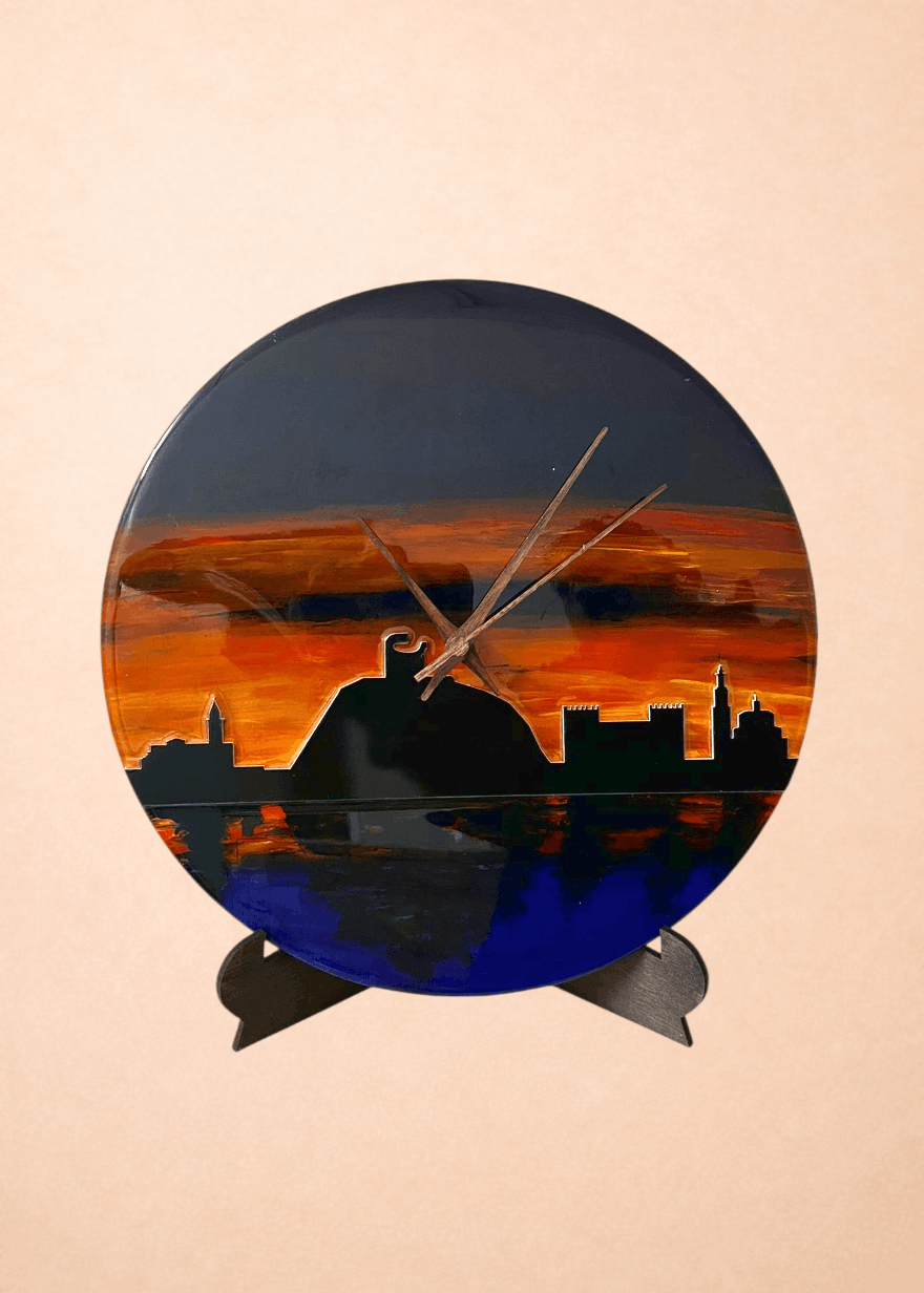 Reloj artesanal skyline de Gijón pintado a mano – Pieza única