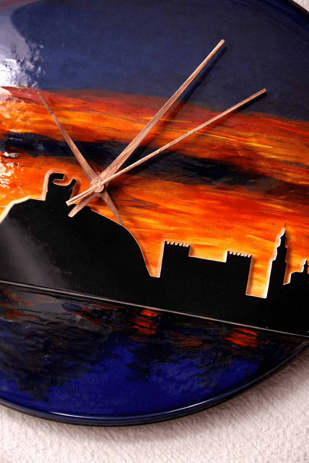 Reloj artesanal skyline de Gijón pintado a mano – Pieza única