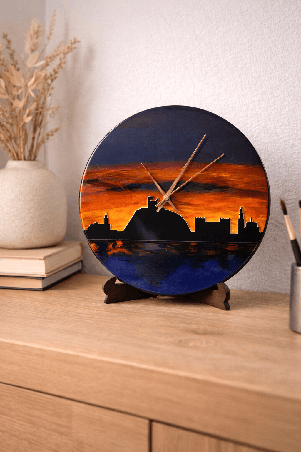 Reloj artesanal skyline de Gijón pintado a mano – Pieza única
