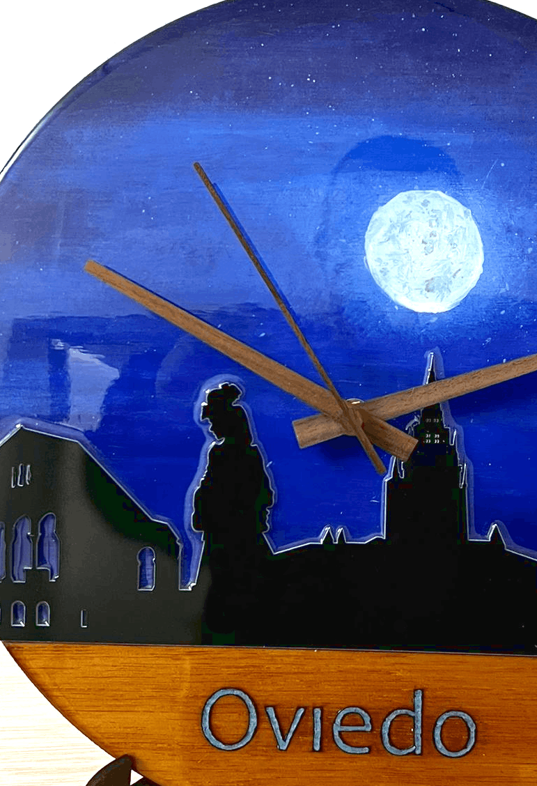 Reloj artesanal de madera skyline de Oviedo