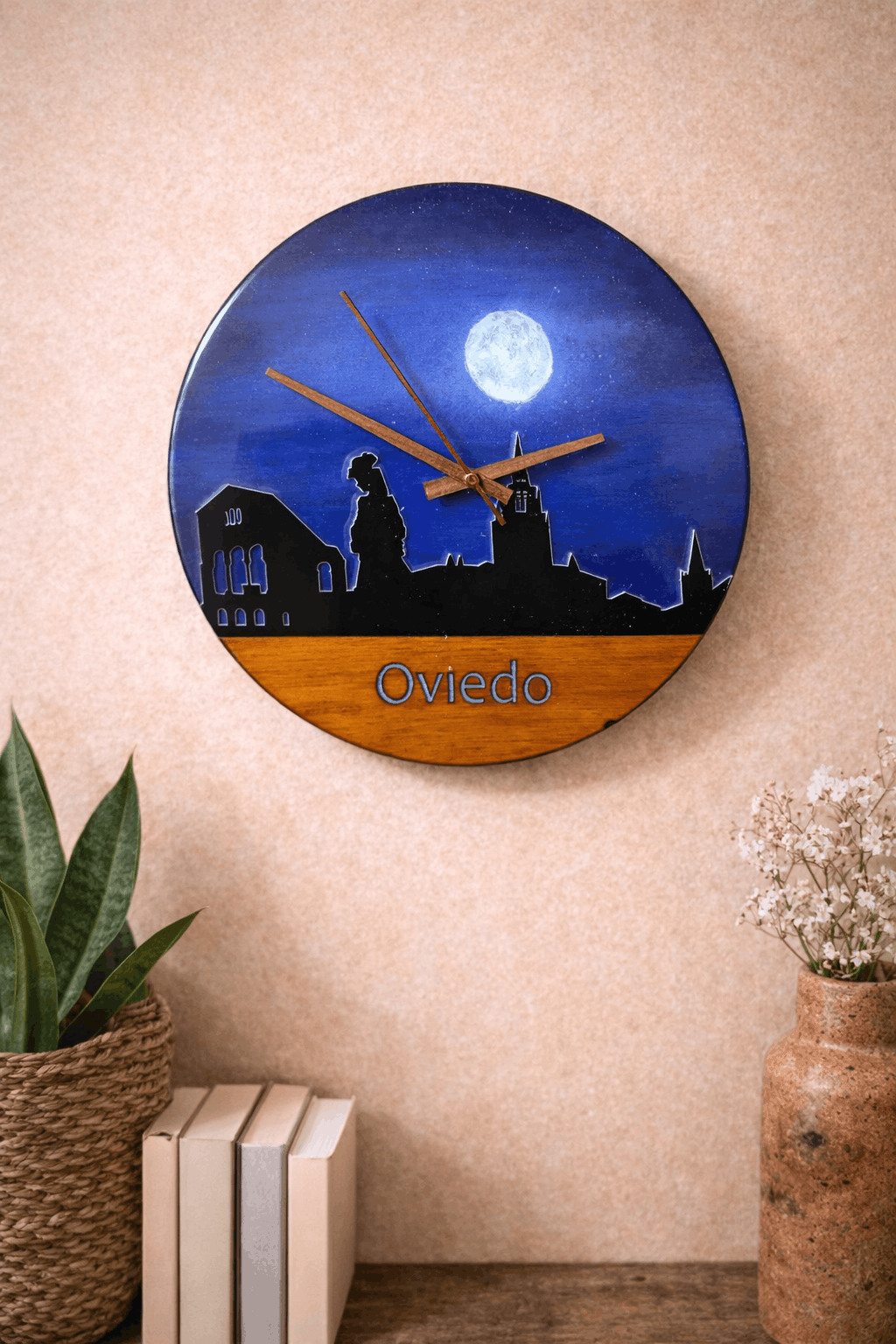 Reloj artesanal de madera skyline de Oviedo