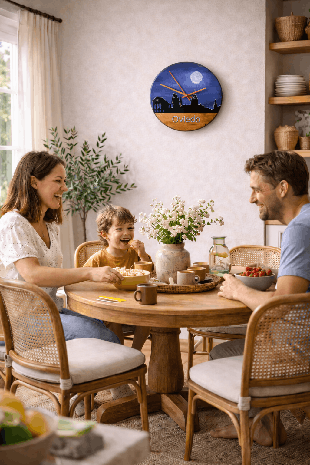 Reloj artesanal de madera skyline de Oviedo