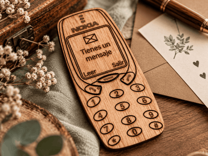 Invitación de boda de madera con forma de móvil vintage y mensaje personalizado