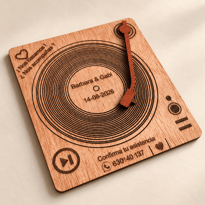 Invitación de boda de madera con diseño de vinilo personalizada