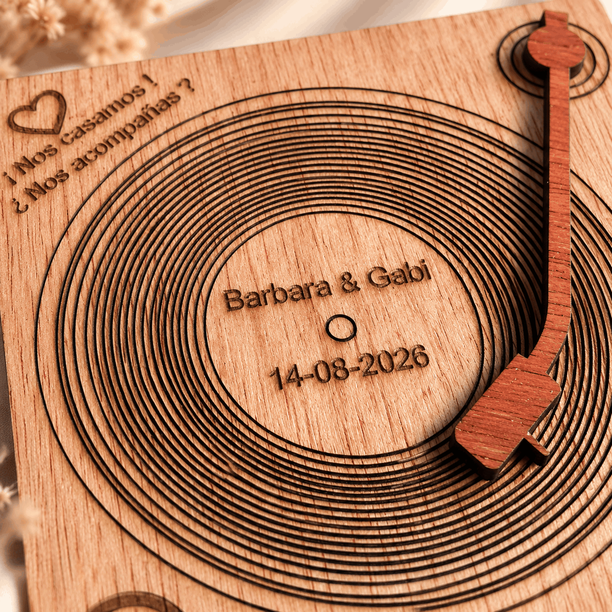 Invitación de boda de madera con diseño de vinilo personalizada