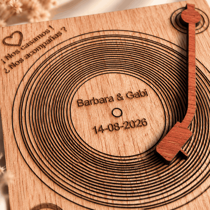 Invitación de boda de madera con diseño de vinilo personalizada