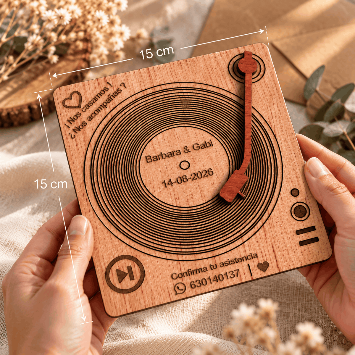 Invitación de boda de madera con diseño de vinilo personalizada
