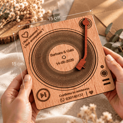 Invitación de boda de madera con diseño de vinilo personalizada