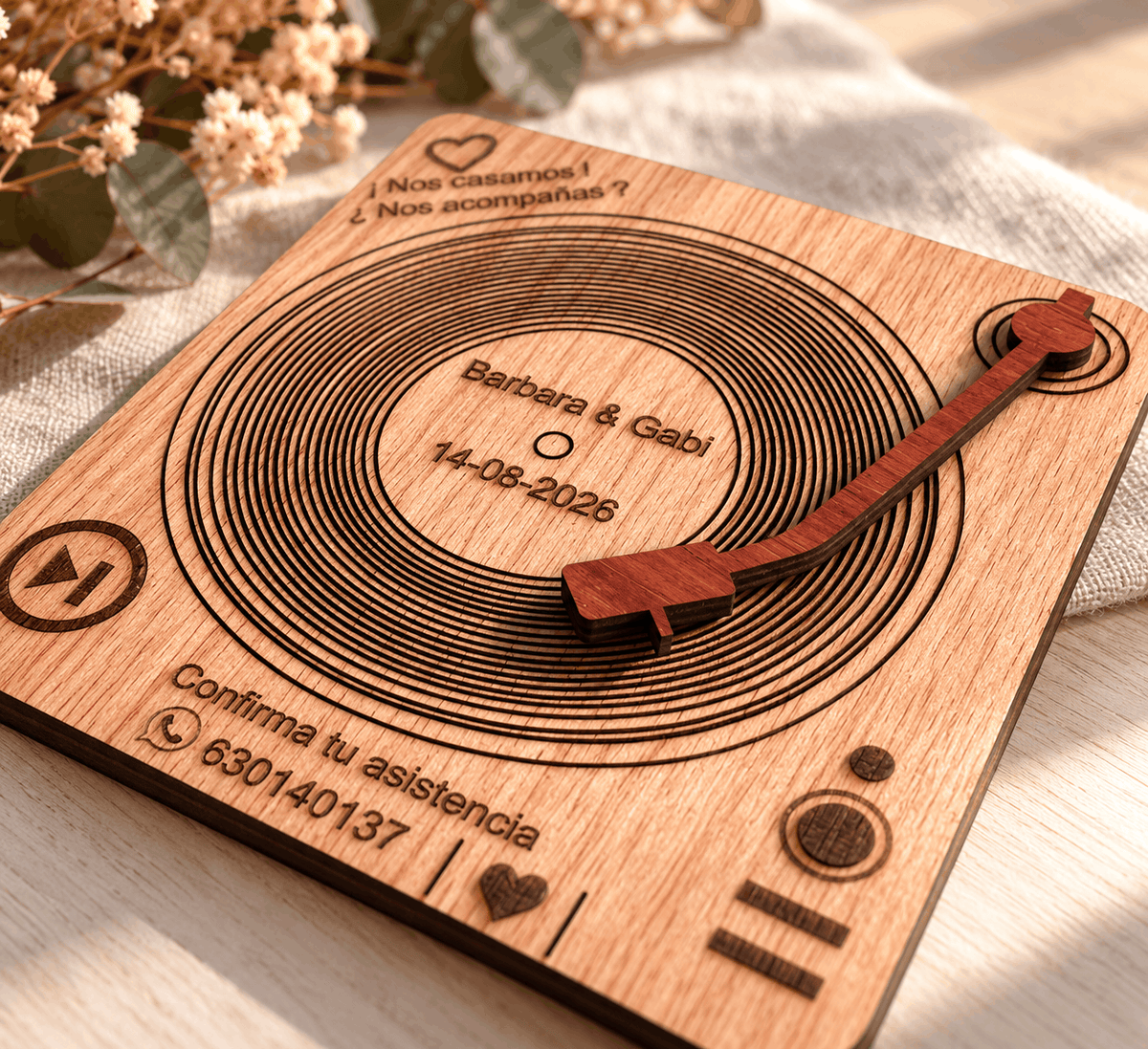 Invitación de boda de madera con diseño de vinilo personalizada