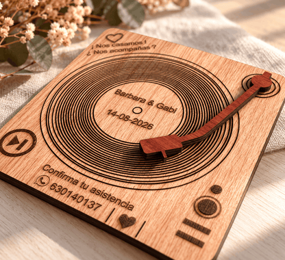 Invitación de boda de madera con diseño de vinilo personalizada