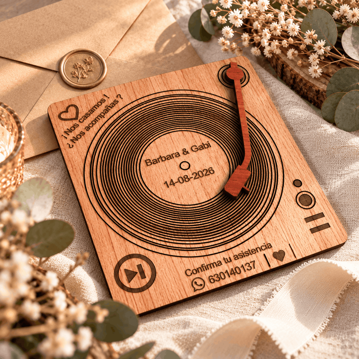 Invitación de boda de madera con diseño de vinilo personalizada