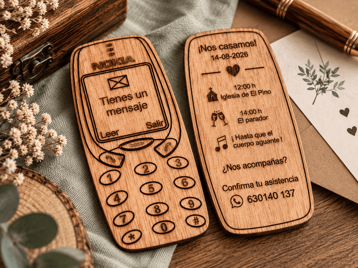 Invitación de boda de madera personalizada con forma de móvil vintage