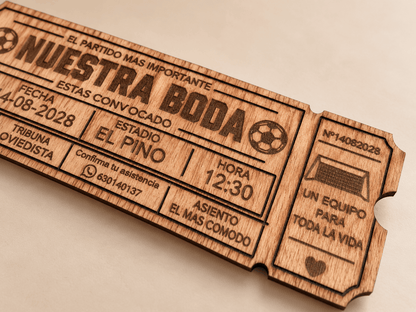Invitación de boda de madera personalizada con forma de entrada de fútbol