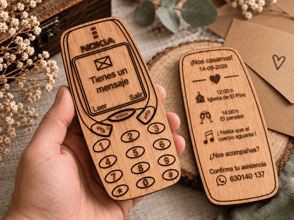Invitación de boda de madera personalizada con forma de móvil vintage