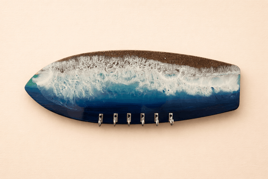 Colgador de llaves artesanal efecto mar en resina y madera – 6 ganchos