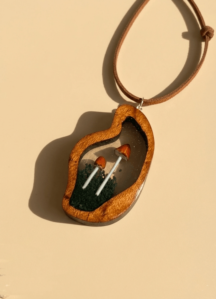 Colgante artesanal “Brotar I” – Madera y resina