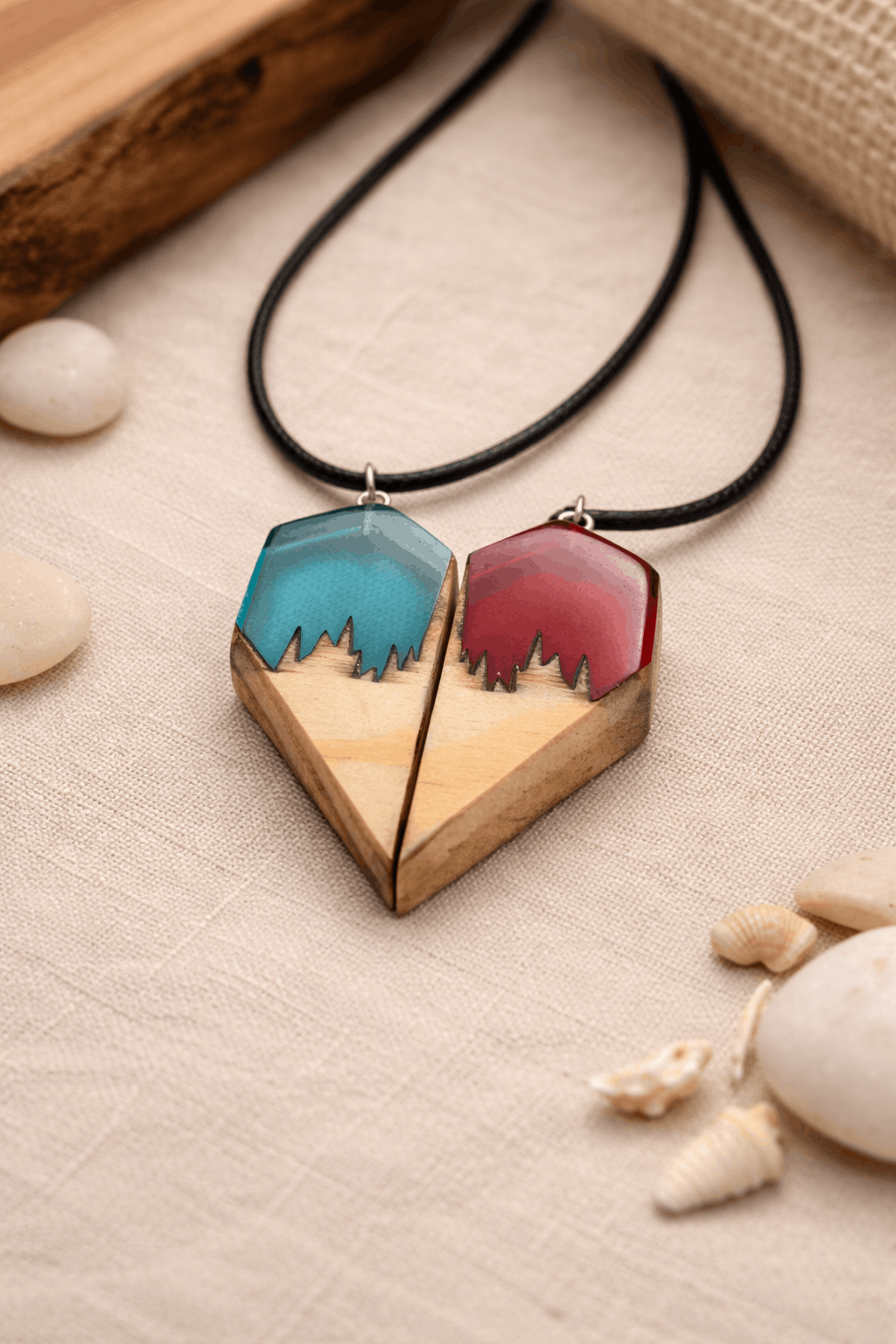 Colgante artesanal “Corazón” – Madera y resina Conjunto de dos piezas