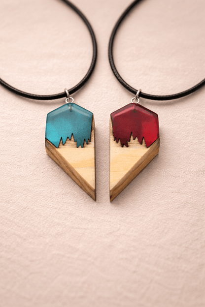 Colgante artesanal “Corazón” – Madera y resina Conjunto de dos piezas