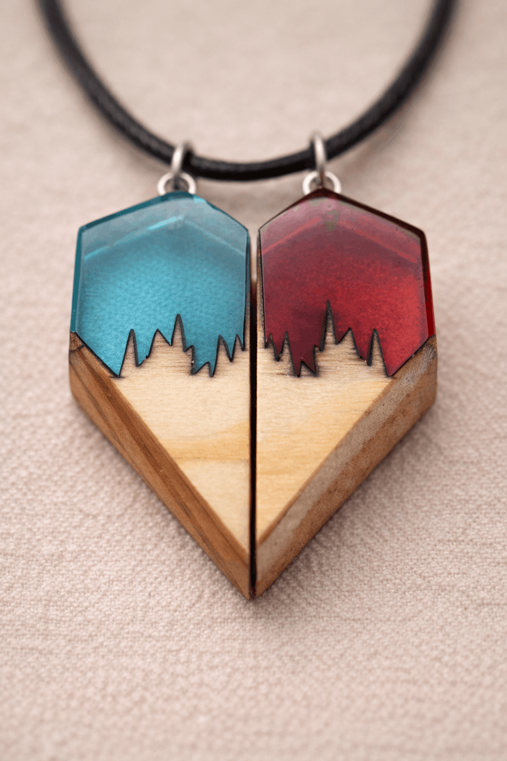 Colgante artesanal “Corazón” – Madera y resina Conjunto de dos piezas