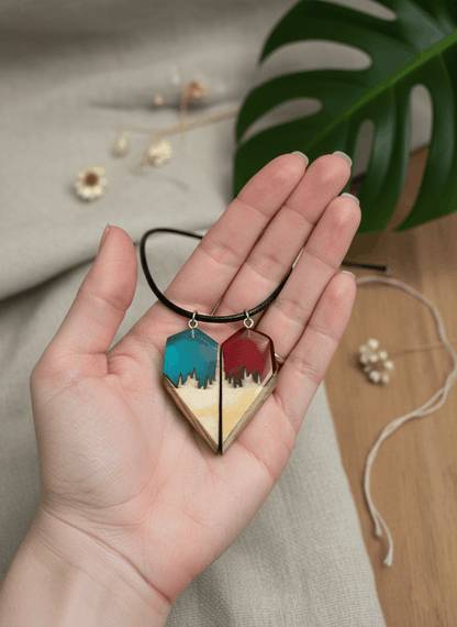 Colgante artesanal “Corazón” – Madera y resina Conjunto de dos piezas
