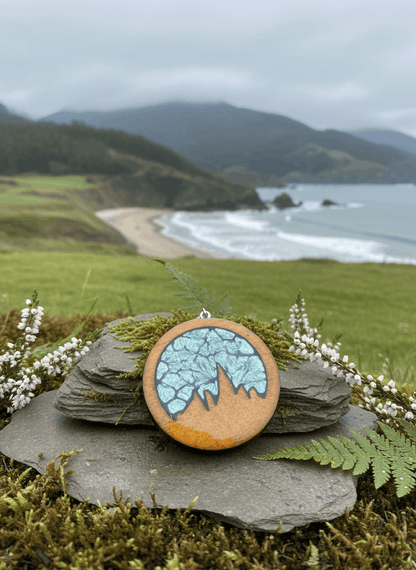 Colgante artesanal “Cordal” – Madera y resina