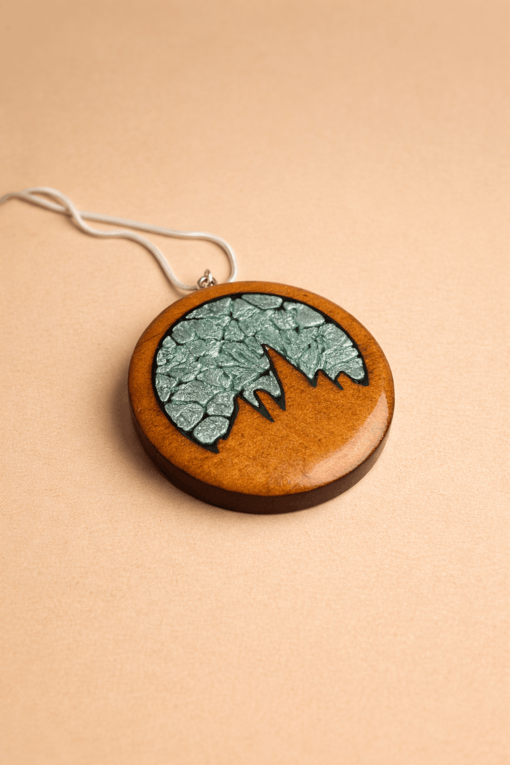 Colgante artesanal “Cordal” – Madera y resina