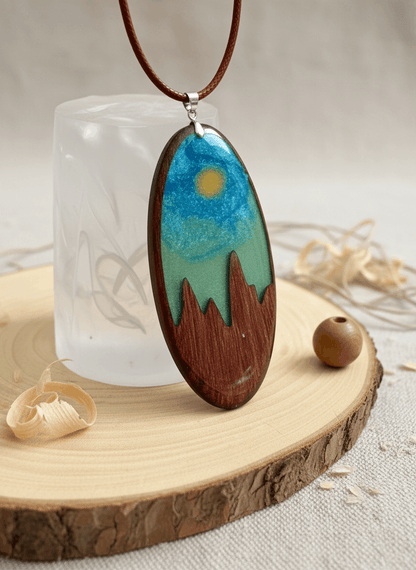 Colgante artesanal “Cumbres” – Madera y resina