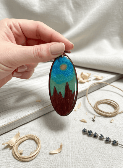 Colgante artesanal “Cumbres” – Madera y resina