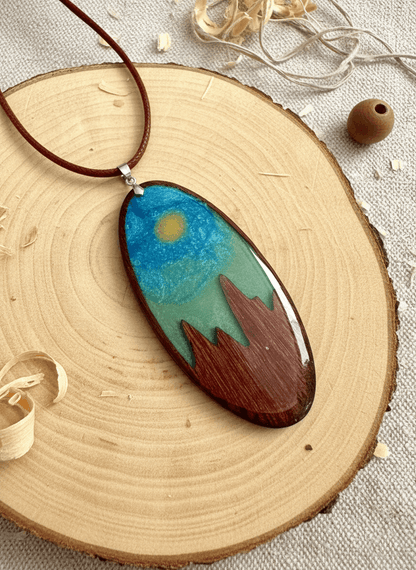 Colgante artesanal “Cumbres” – Madera y resina