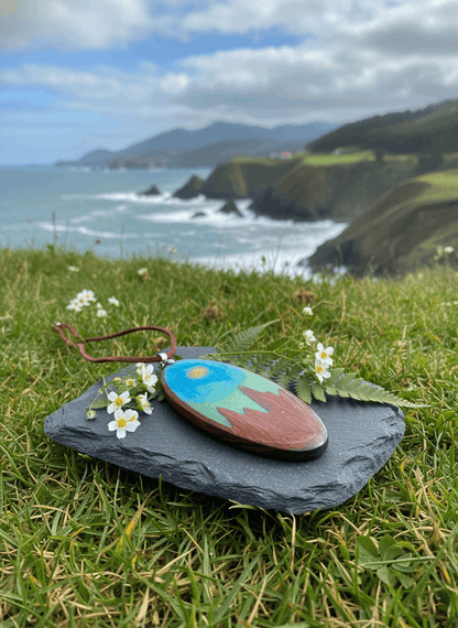 Colgante artesanal “Cumbres” – Madera y resina