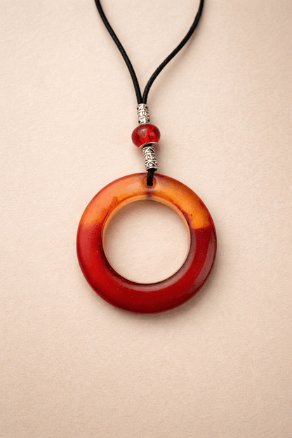 Colgante artesanal “Fuego latente” –  Resina