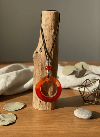 Colgante artesanal “Fuego latente” –  Resina