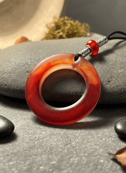 Colgante artesanal “Fuego latente” –  Resina