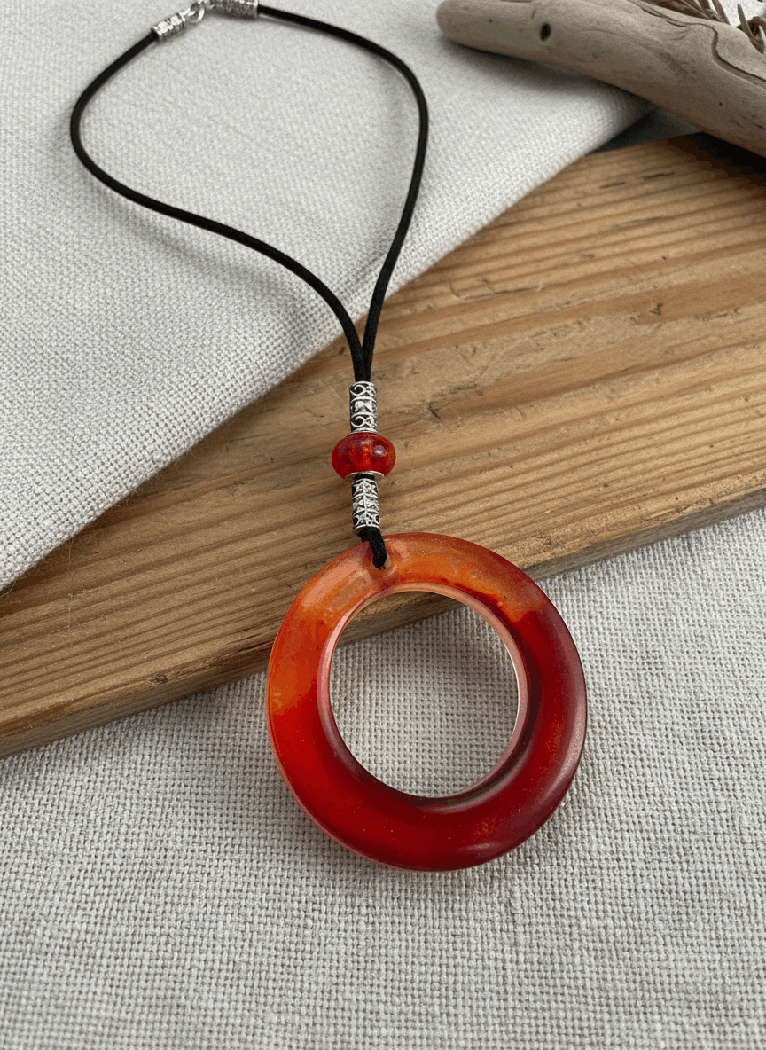 Colgante artesanal “Fuego latente” –  Resina