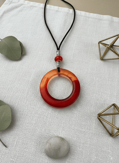 Colgante artesanal “Fuego latente” –  Resina
