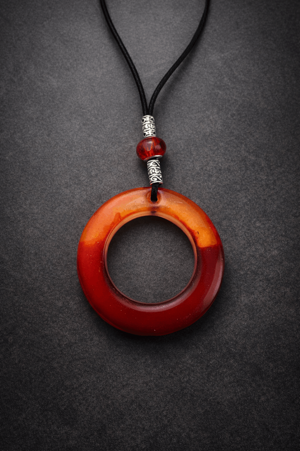 Colgante artesanal “Fuego latente” –  Resina