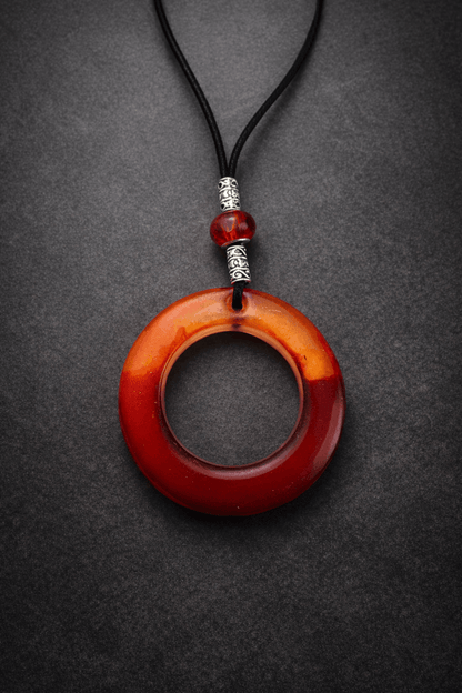 Colgante artesanal “Fuego latente” –  Resina