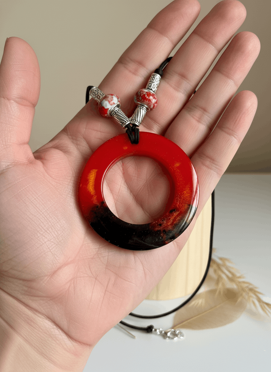 Colgante artesanal “Fuego interior” –  resina