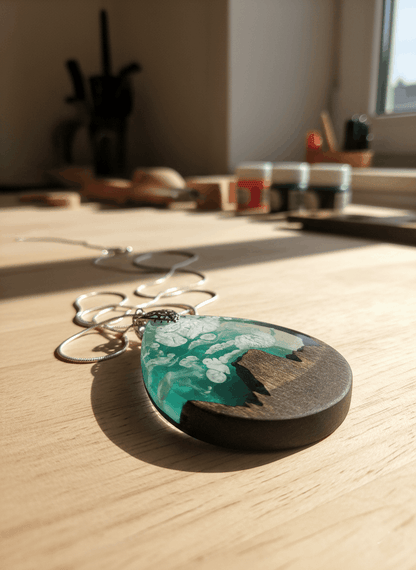 Colgante artesanal Naranjo de Bulnes – Madera oscura y resina