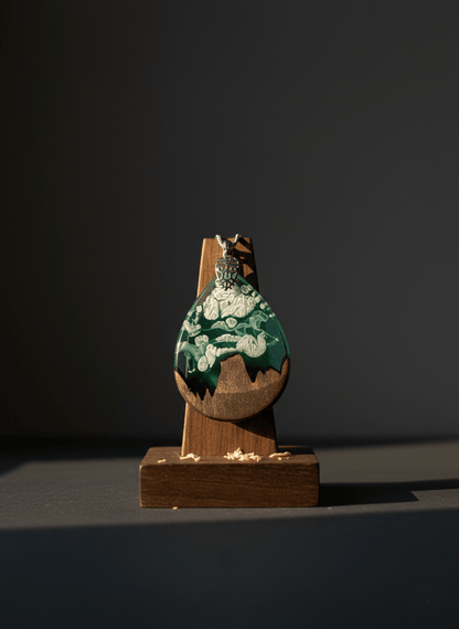 Colgante artesanal Naranjo de Bulnes – Madera oscura y resina