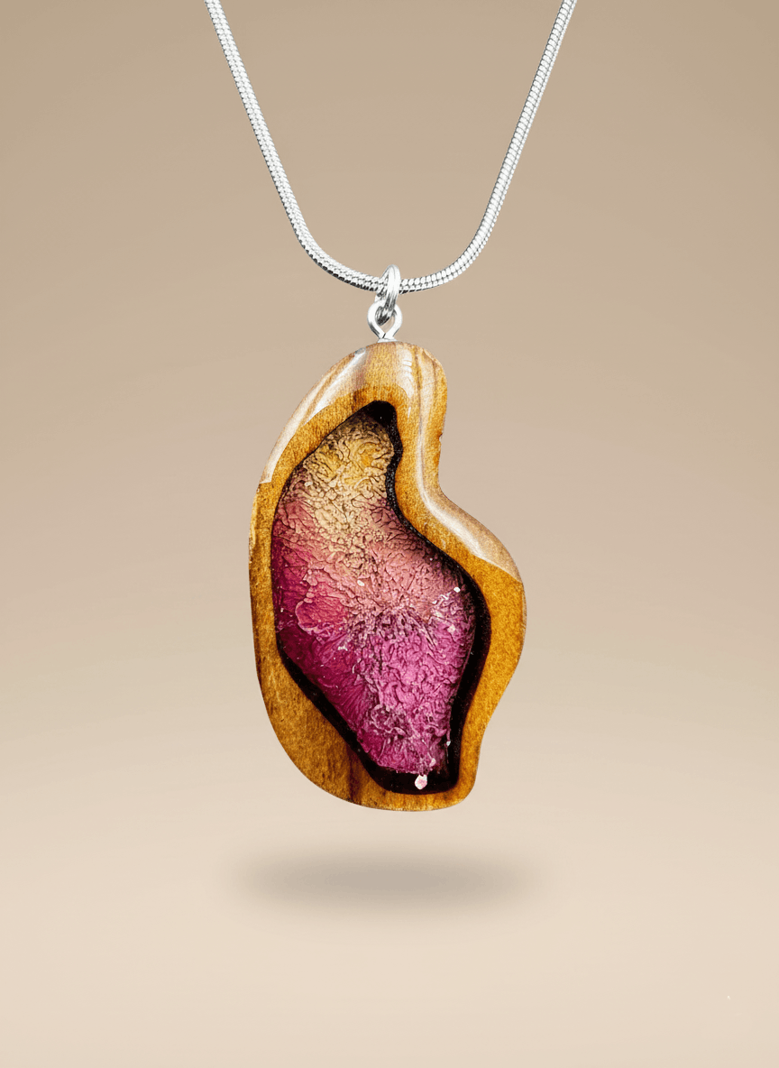 Colgante artesanal “Núcleo” – Madera y resina